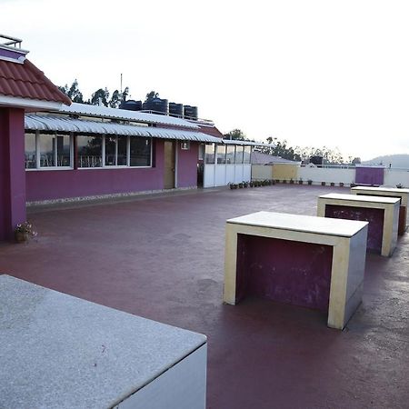 Mmr Holiday Inn Уті Екстер'єр фото
