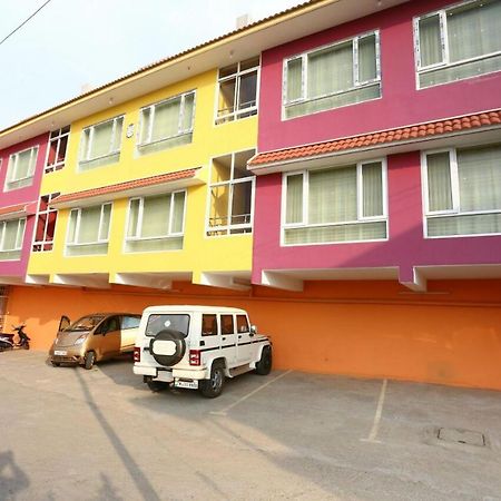 Mmr Holiday Inn Уті Екстер'єр фото