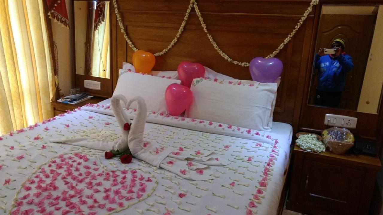 Mmr Holiday Inn Уті Екстер'єр фото