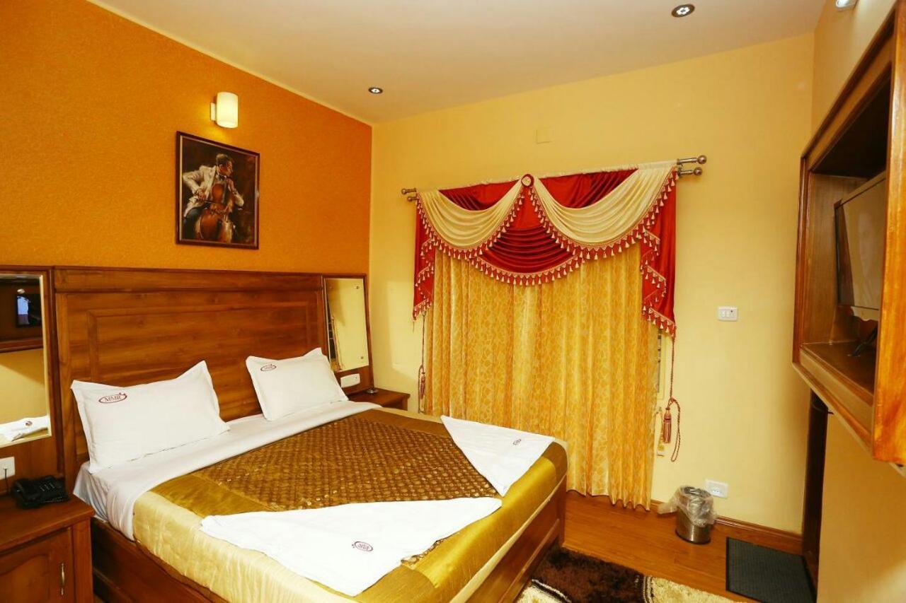 Mmr Holiday Inn Уті Екстер'єр фото