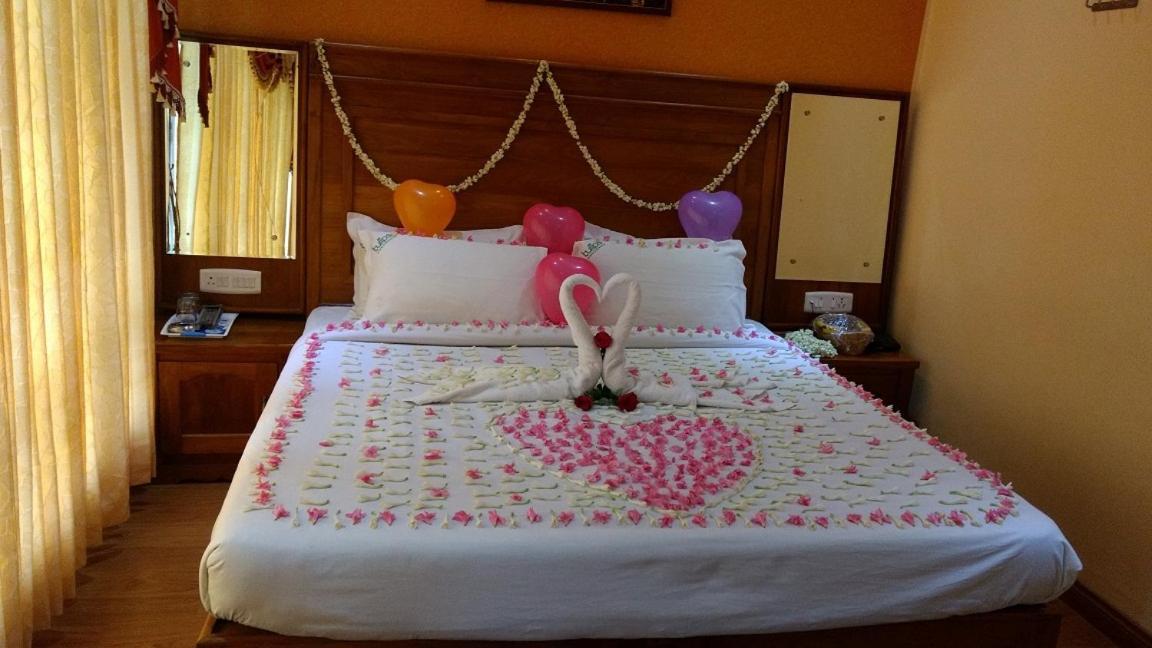 Mmr Holiday Inn Уті Екстер'єр фото